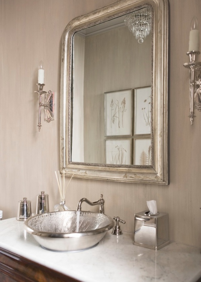 حوض رائع منقوش بلون الفضة تكمله إكسسوارات فضية ناعمة