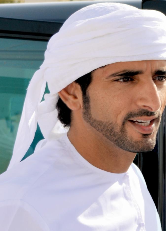 بالفيديو: فزاع يقبل رأس طفل إماراتي مبدع