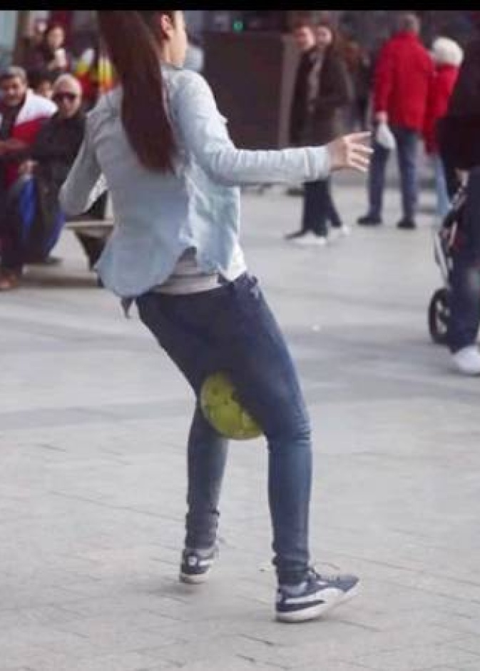 فيديو.. فتاة تتفوق على كبار النجوم في كرة القدم