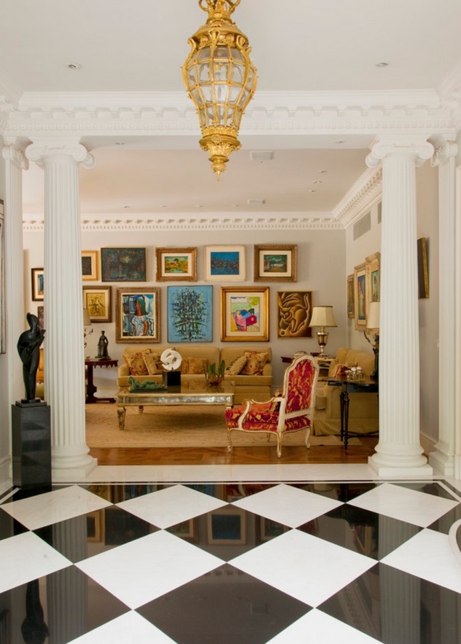 من المهم مراعاة عنصر التوازن البصري عند اختيار اللوحات الفنية المعلقة على الجدران