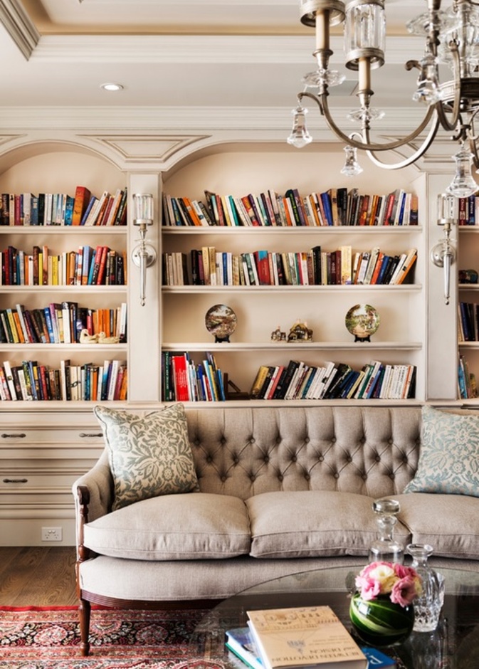 تضيف أرفف الكتب و الإكسسوارات لمسة شخصية أنيقة على المكان