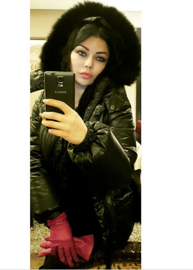 هيفاء وهبي تدفع عنها صقيع الطقس في لبنان بالملابس الشتوية السميكة