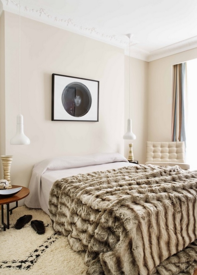 استخدام الخامات الشتوية مثل الفراء يجعل الغرفة تبدو غاية في الدفء