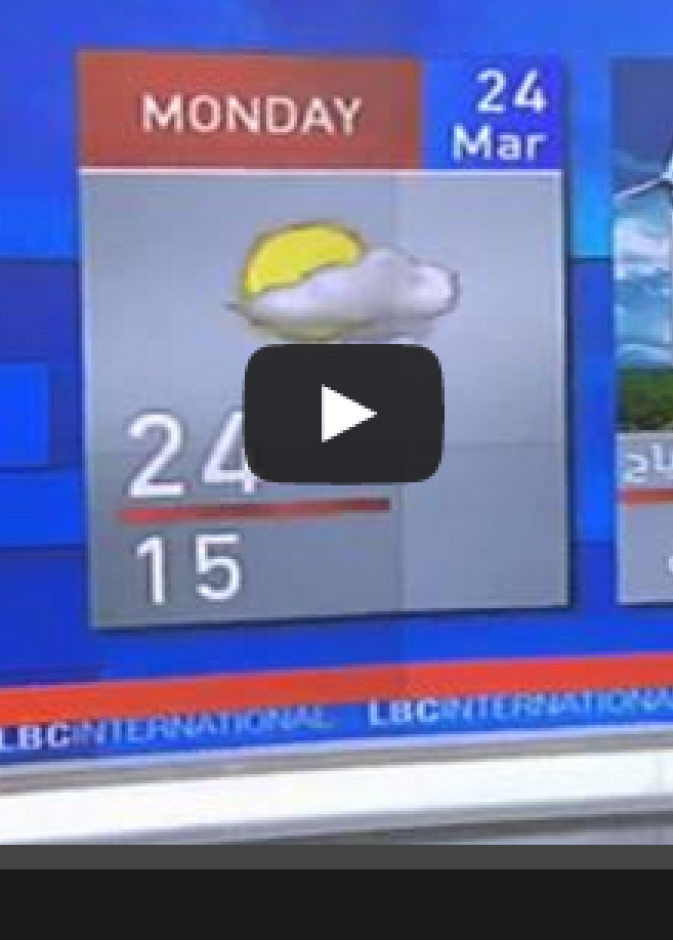 فيديو.. مذيعة تدخل في نوبة ضحك على الهواء مباشرة