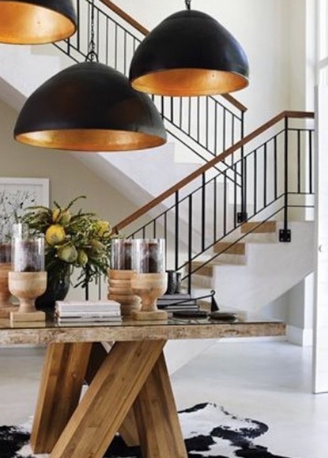  الخشب والنحاس تمنح المدخل إطلالة عصرية جذابة