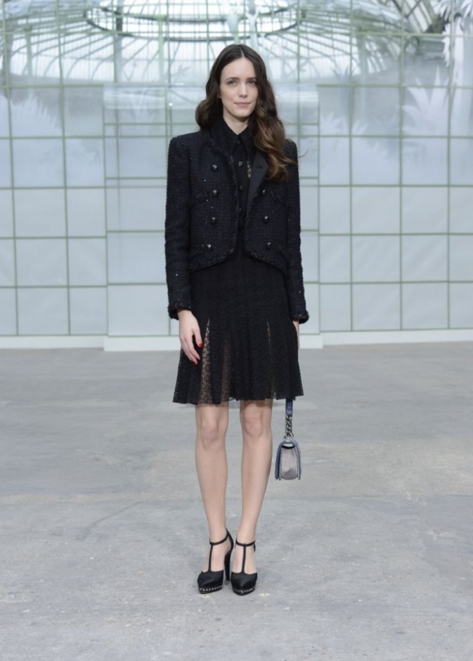 ستايسي مارتن ارتدت فستان أسود وجاكيت من مجموعة شانيل لربيع وصيف 2015