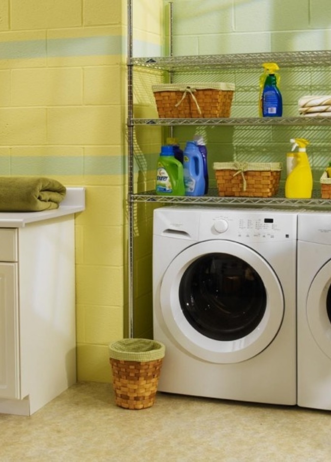 المناشف ومستحضرات التنظيف أيضاً موجودة في غرف الغسيل