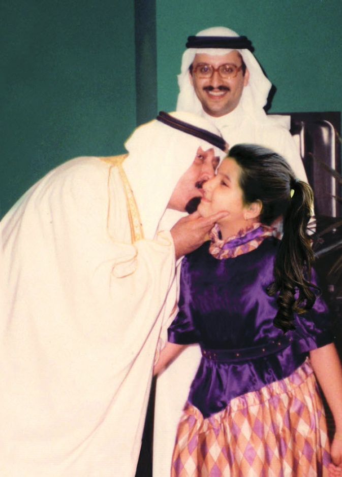 صورة نادرة للملك عبد الله بن عبد العزيز وهو يقبل ابنة أخيه الأميرة حصة بنت سلمان ويبدو الأمير الراحل فهد بن سلمان رحمه الله