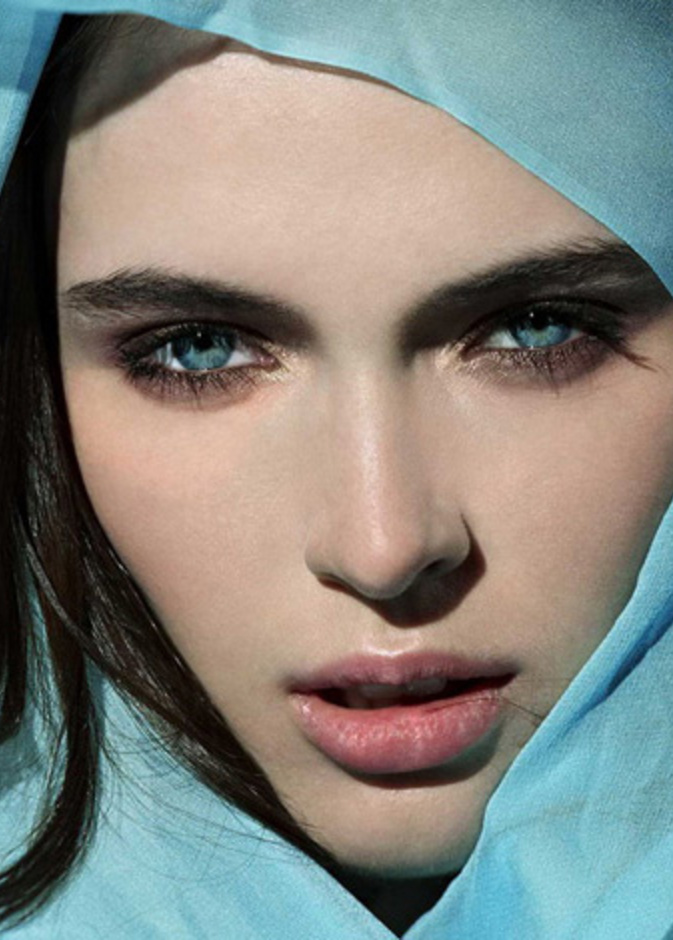 أبرزي جمال عيونك الزرقاء مع الآيلاينر النحاسي