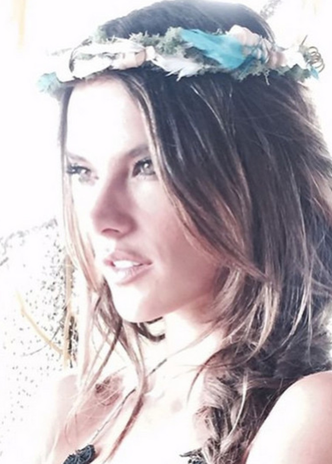 اليساندرو أمبريزو أميرة حقيقية بتاج الورد