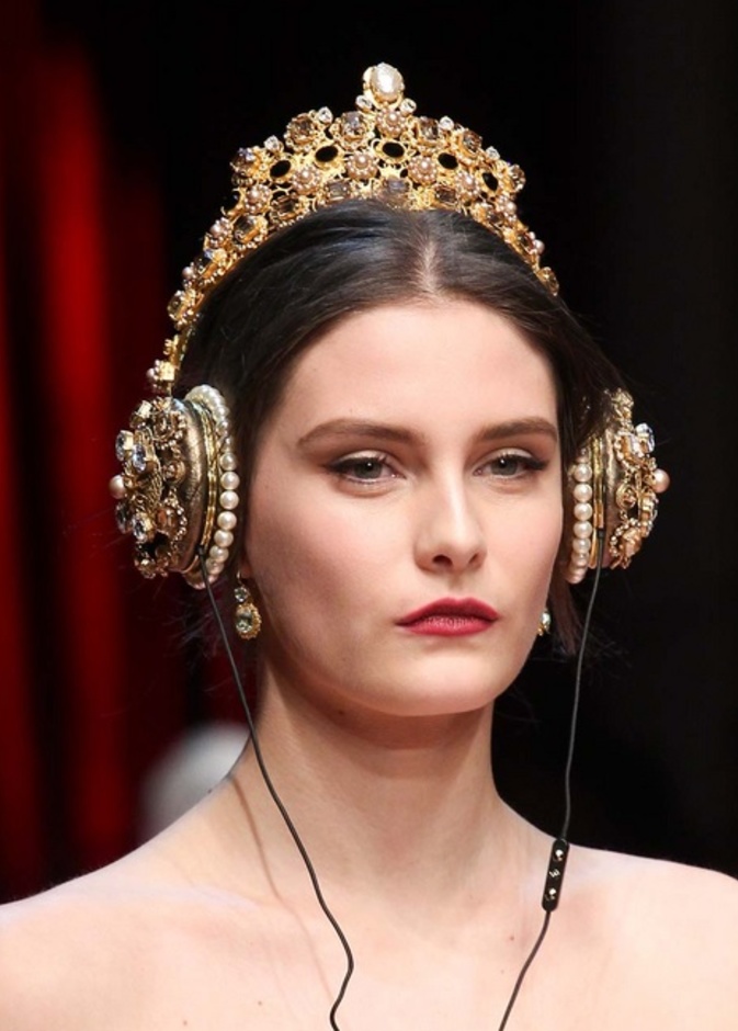 سماعات دولتشي آند غابانا أشبه بتاج عصري فاخر للأميرات فقط