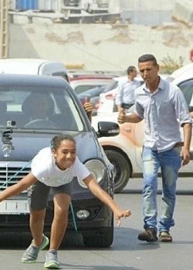 بالفيديو: فتاة مغربية خارقة تسحب مرسيدس بشعرها