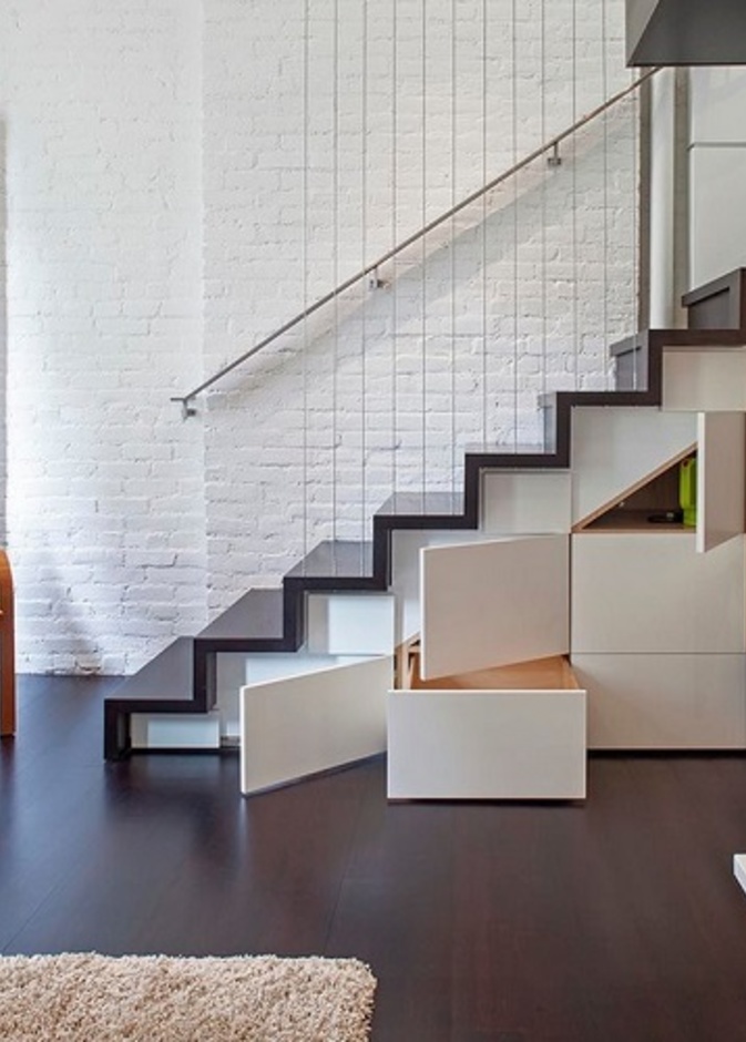 استغلي المساحات الضائعة أسفل السلالم للتخزين الأنيق