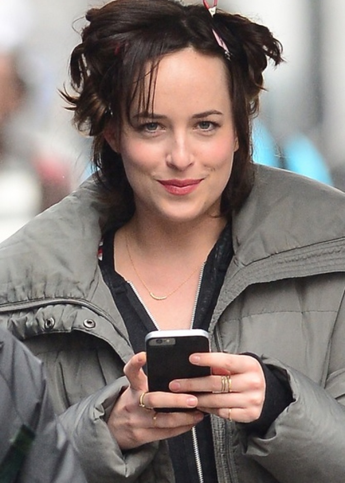 الممثلة داكوتا جونسون تبتسم بشغب للكاميرا  أثناء تصوير فيلم How to Be Single