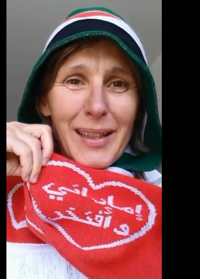  ألمانية تحيي شعب الإمارات و تغني النشيد الوطني