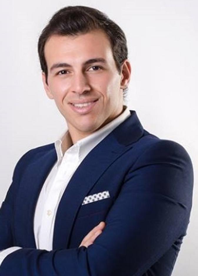 فيديو.. زوج دينا سمير غانم يغازل مذيعة في التلفزيون