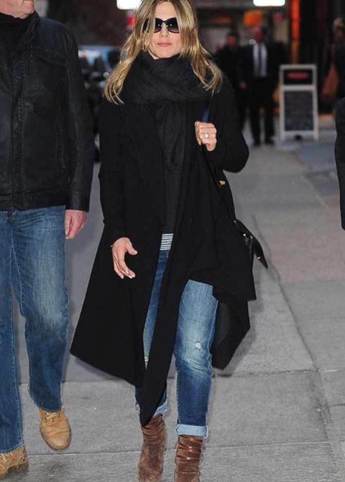 إطلالة غامضة لجنيفر آنيستون في سوهو بمدينة نيويورك