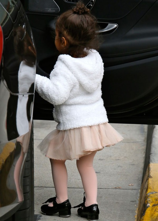 بالصور كورتني كارداشيان تصطحب ابنة شقيقتها كيم إلى درس الباليه 