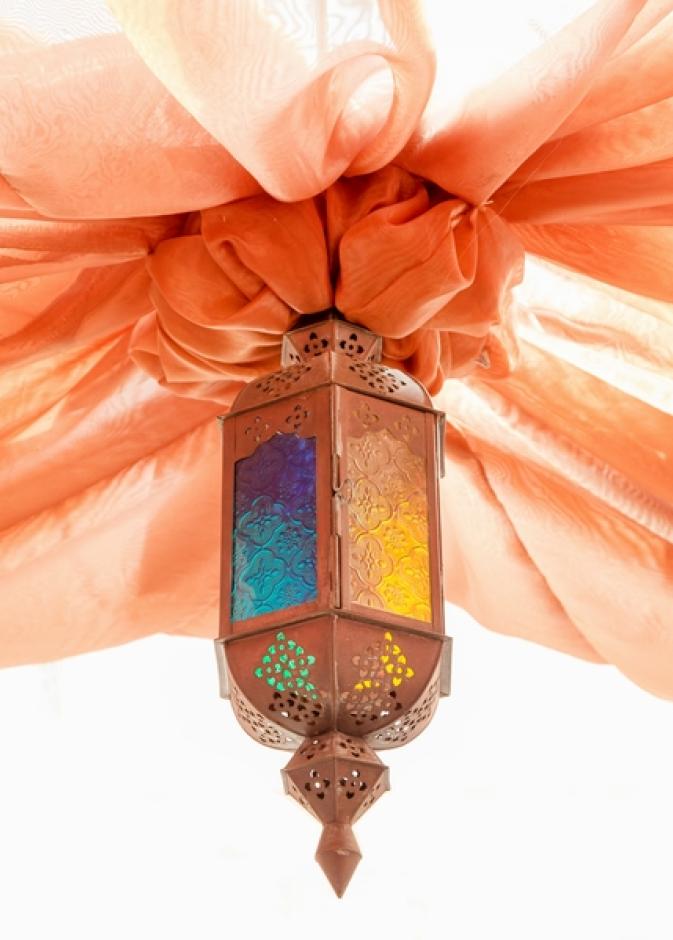 ستارة شفافة بلون هادىء لتعليقها في غرفة الجلوس مع مصباح مضيء على هيئة فانوس