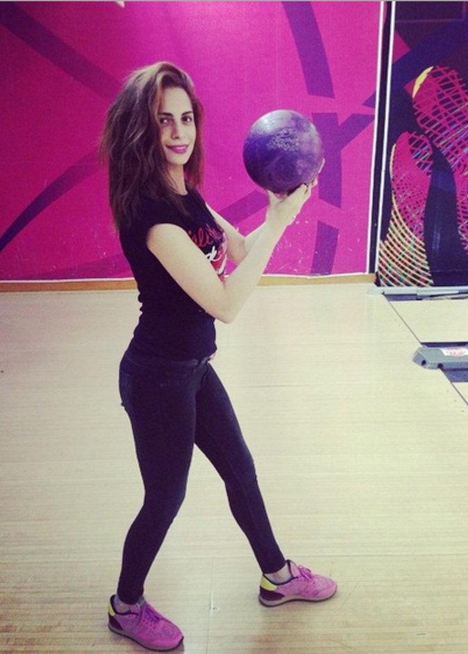 آمال ماهر تستعد لتصويب الكرة في رياضة البولينغ