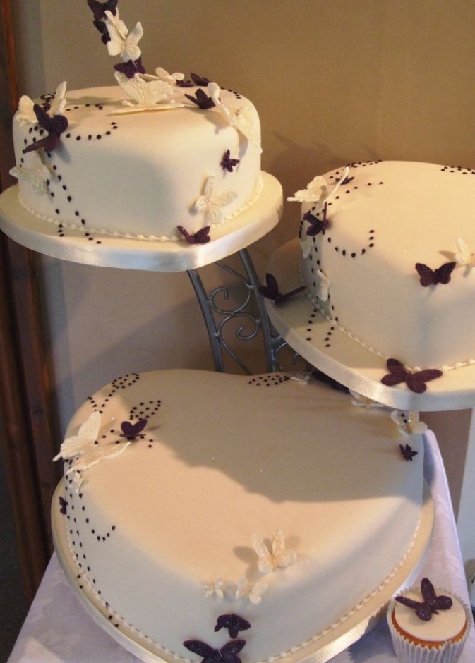 أجنحة الفراشات تحلّق على قوالب حلوى الزفاف 