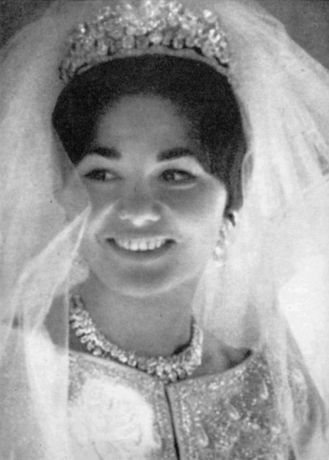 فرح ديبا العروس السعيدة يوم زفافها على شاه إيران محمد رضا بهلوي