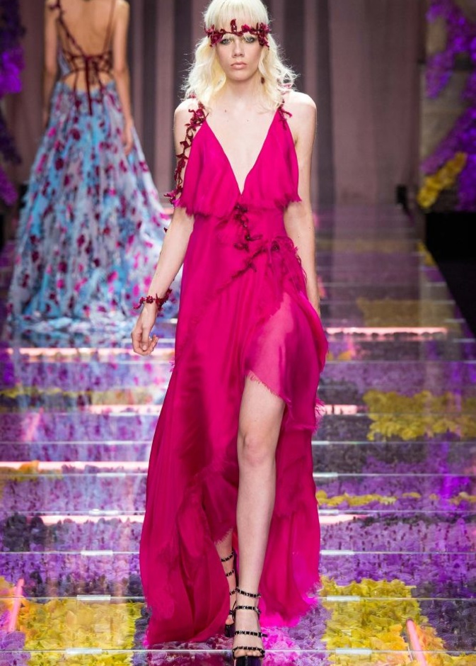 دار Versace تستبدل قوتها بالأنوثة والرومانسية