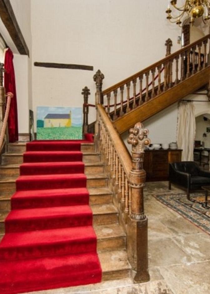 السلالم المؤدية للغرف العلوية