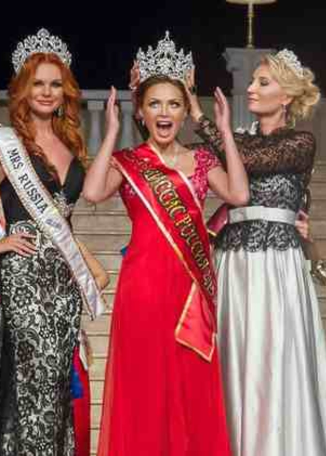 ملكة جمال سيدات روسيا أثناء تتويجها باللقب
