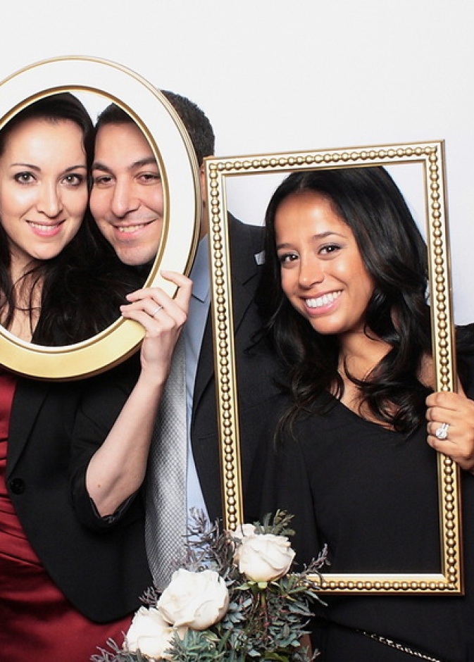  كشك التصوير (Photobooth)يضفي على الحفل مزيدا من التميز