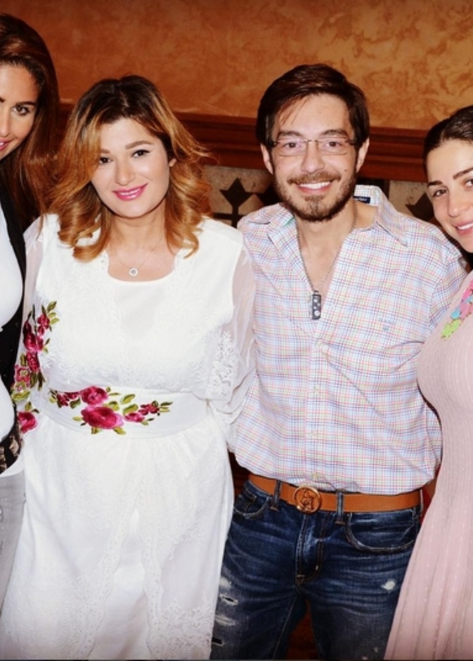 احمد زاهر وزوجته يتوسطان مي عزالدين ومي سليم