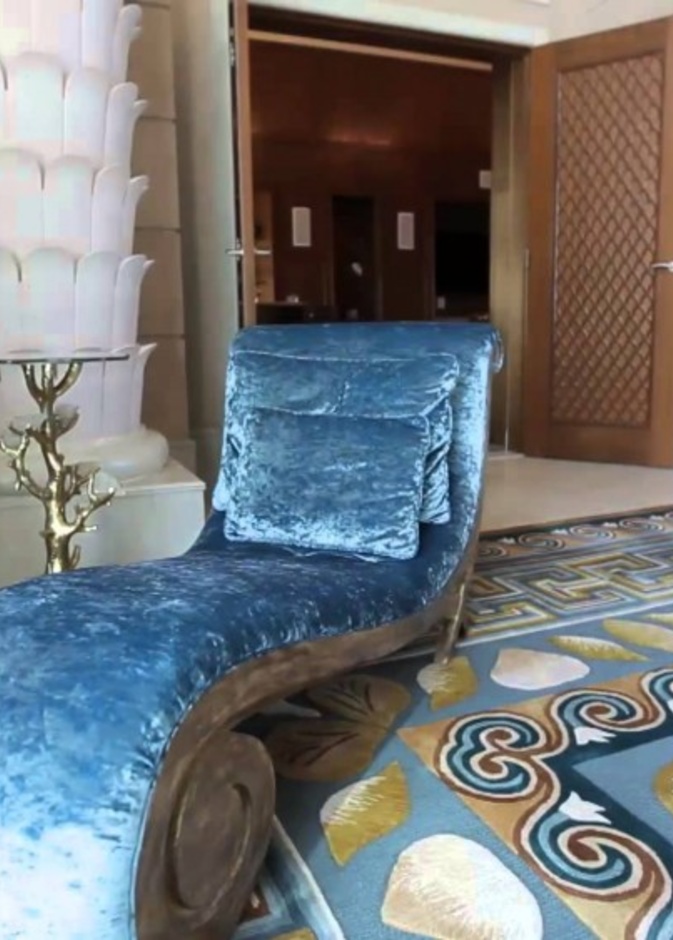 جناح مطل على حوض أسماك عملاق في فندق أتلانتس النخلة في دبي