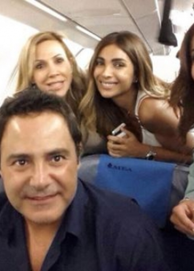  مجموعة من الفنانين يلتقطون سلفي لهم في إحدى الرحلات الجوية