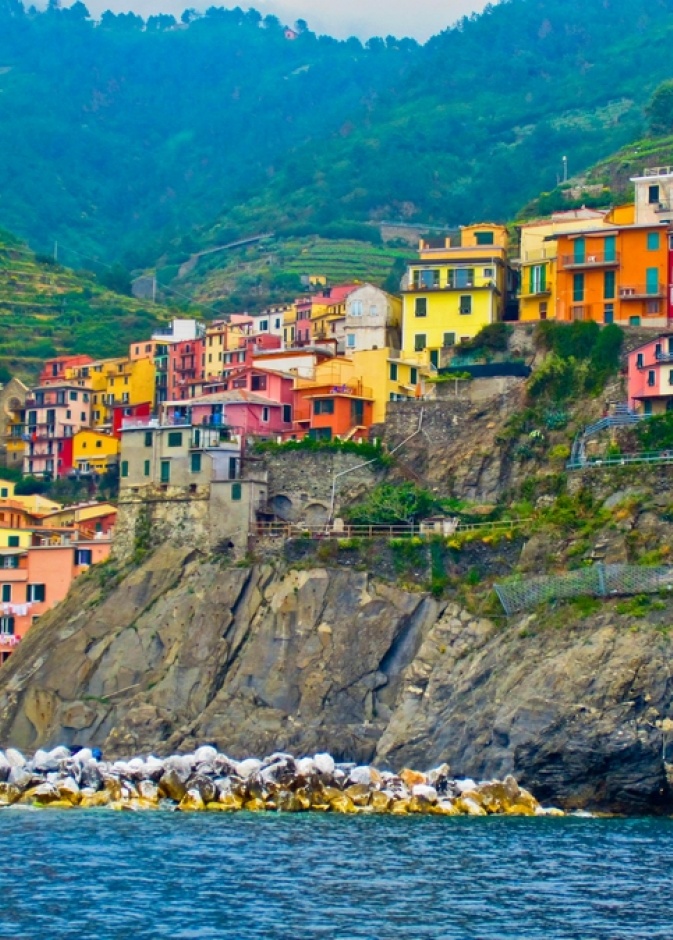 ساحل سنك تير والتجول في الشوارع الجميلة المرصوفة بالحصى