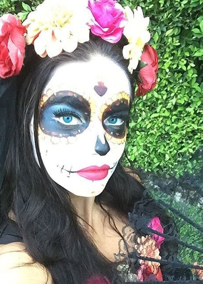 ادريانا ليما ظهرت في هذا العام في زي تنكري على شكل هيكل عظمي