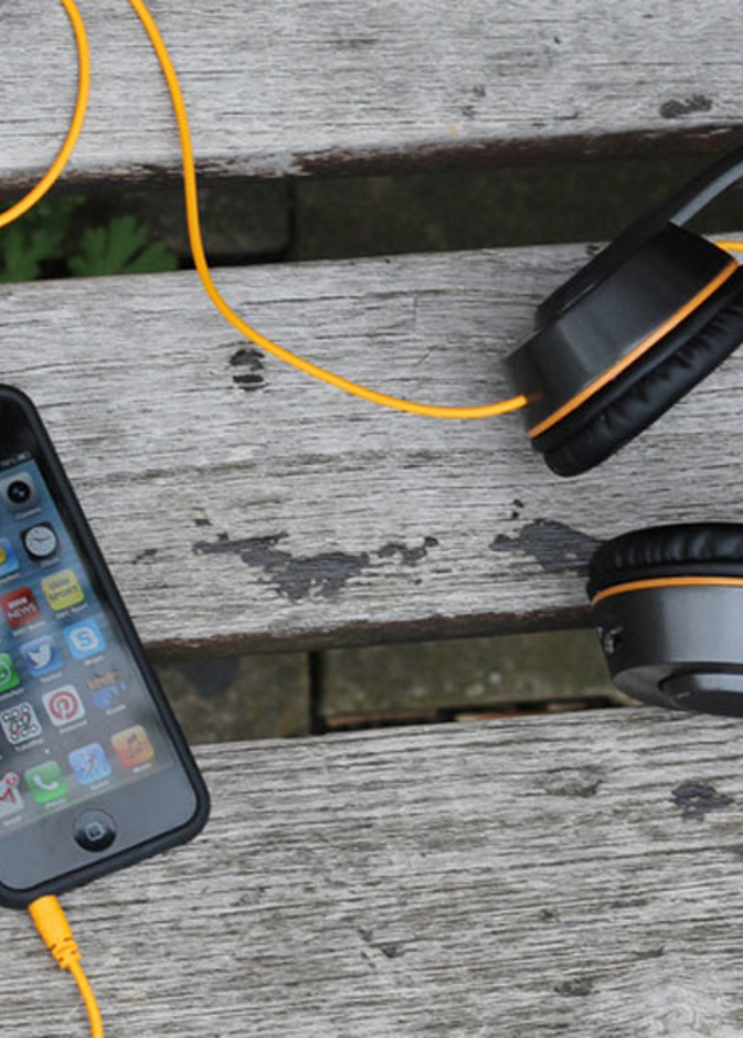 تتمتّع هذه السمّاعات بقدرة شحن الهواتف الذكية