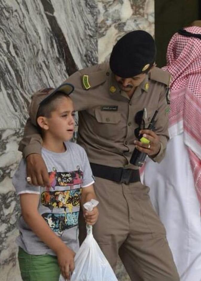 موافق كثيرة تبرز تفاني رجال الأمن في التعامل مع أطفال المصلين في الحرم المكي 