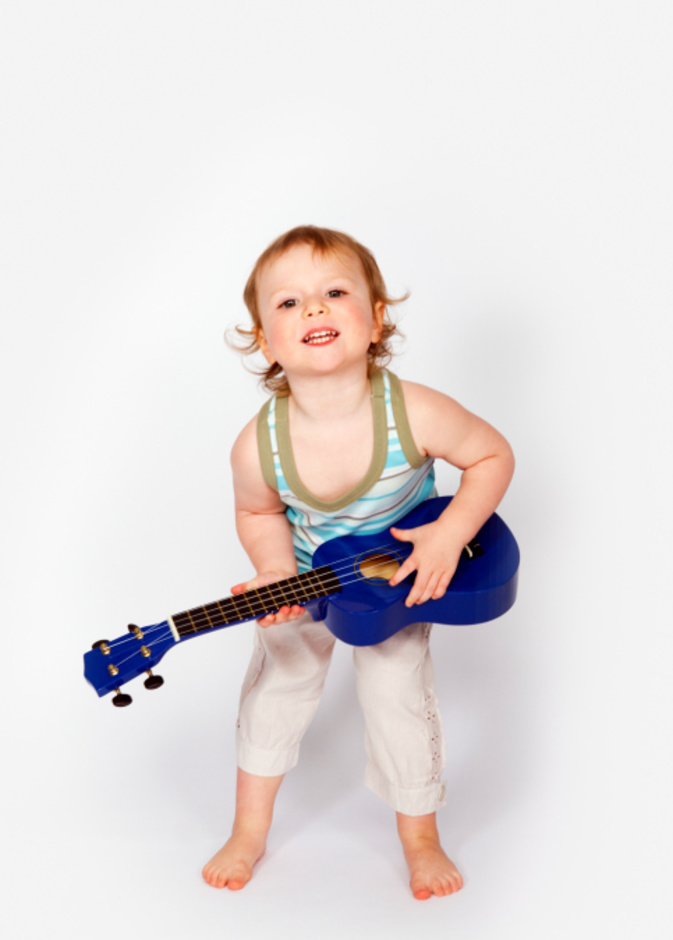  طفل يعزف ويرقص على أنغام موسيقى الروك والريغا