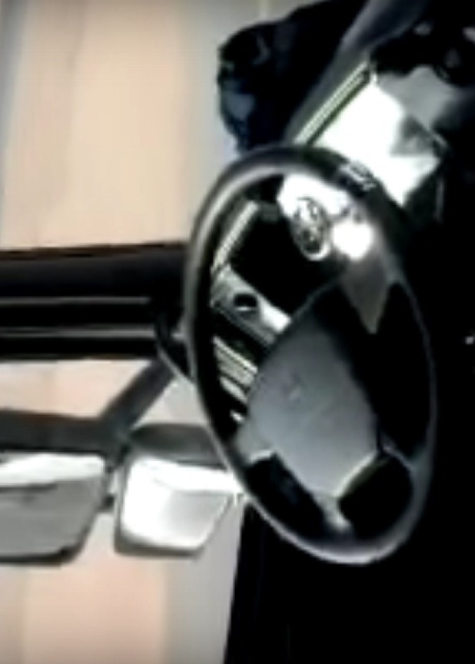 هندي يترك مقعد القيادة على سرعة 100 كم في السعودية