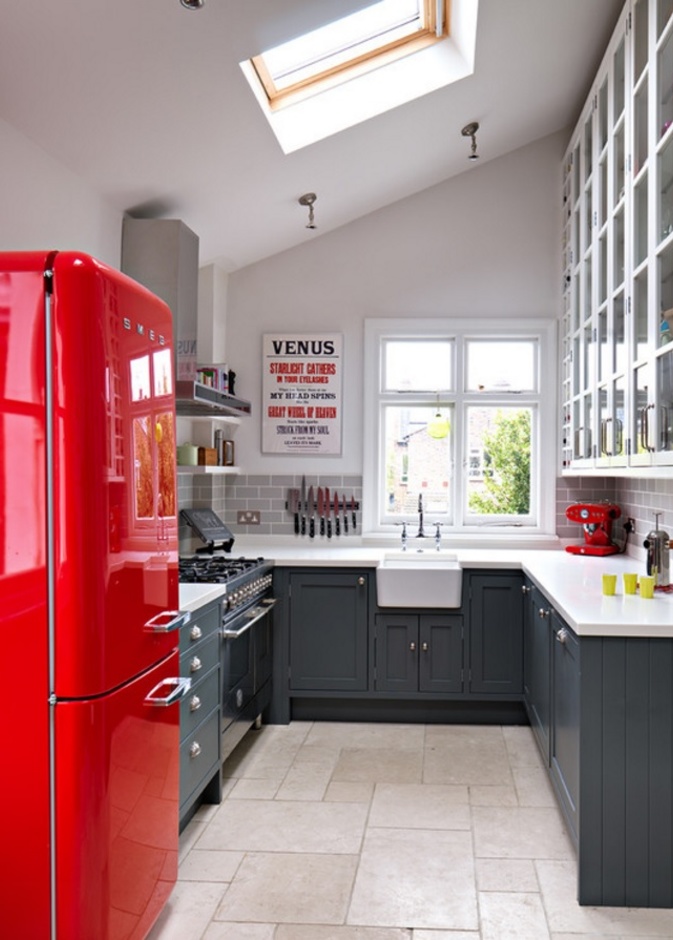 مطبخ رمادي بأرضية شطرنج باللونين الأبيض والأسود