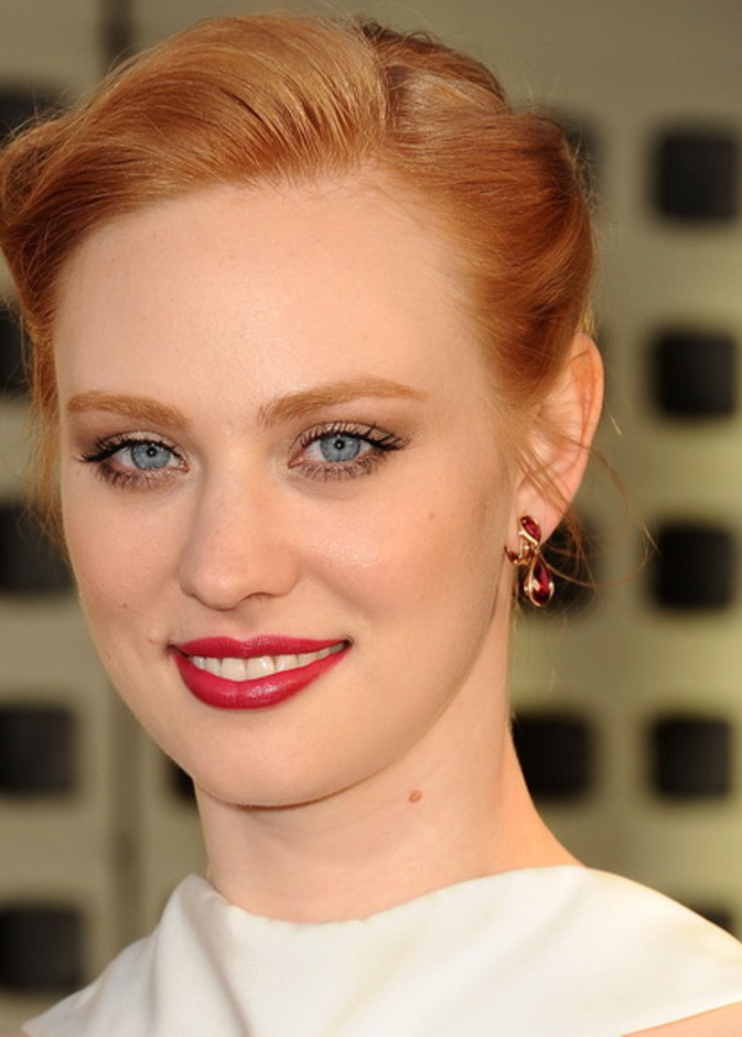 التناغم بين الشفاه البارزة والعيون الهادئة