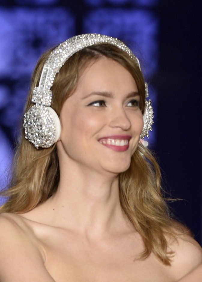 تحرري من الأجهزة الإلكترونية وتفرغي للاستمتاع بالزفاف