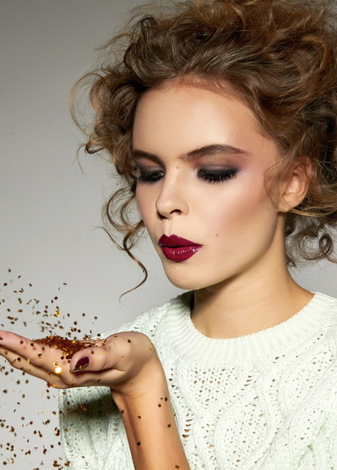 تجنبي هذه الأخطاء لمكياج مشع لمناسبات نهاية العام