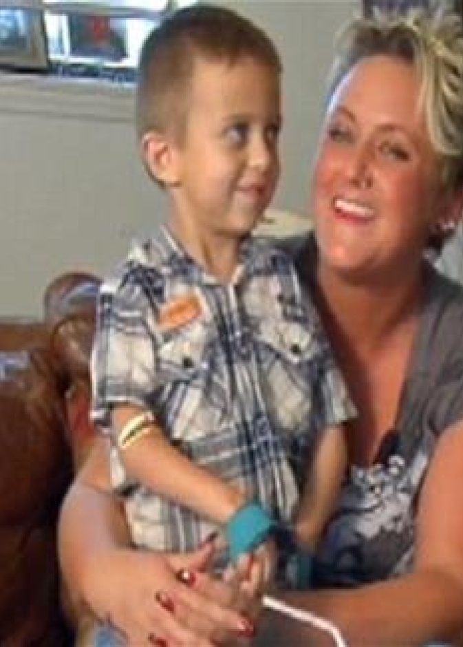 طفل بحاجات خاصة ينقذ والدته من موت محقق