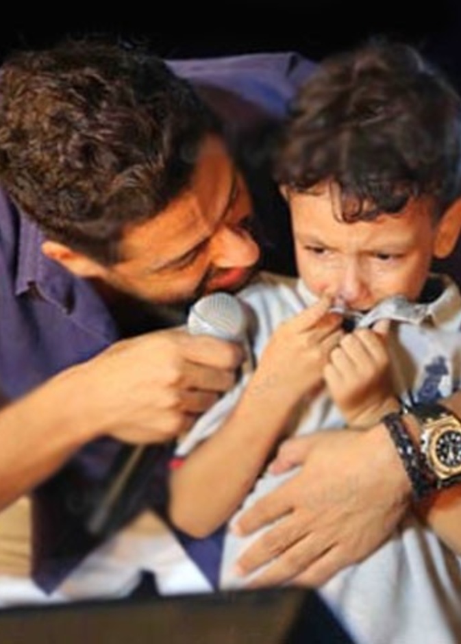 محمد حماقي يوقف حفله بسبب طفل تائه