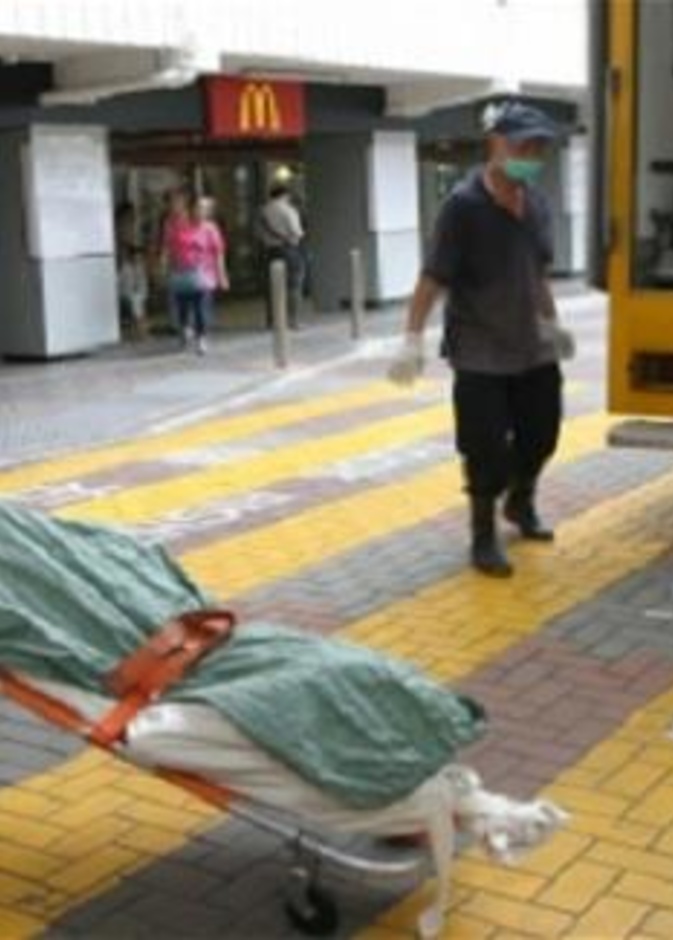 امرأة تجلس لـ 24 ساعة في "ماكدونالدز" وهي "ميتة"