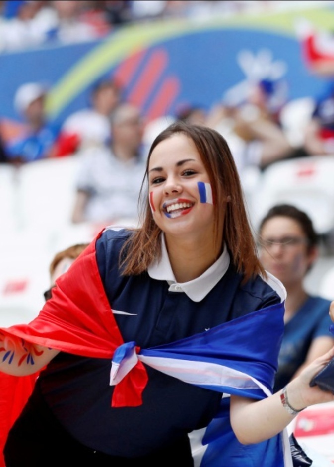 أحد مشجعات المنتخب الفرنسي