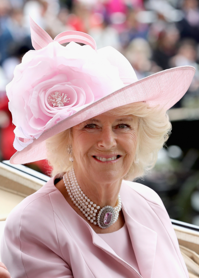 كاميلا باركر ترتدي عقد لؤلؤ رائع مع حجر توباز وردي في رويال آسكوت 