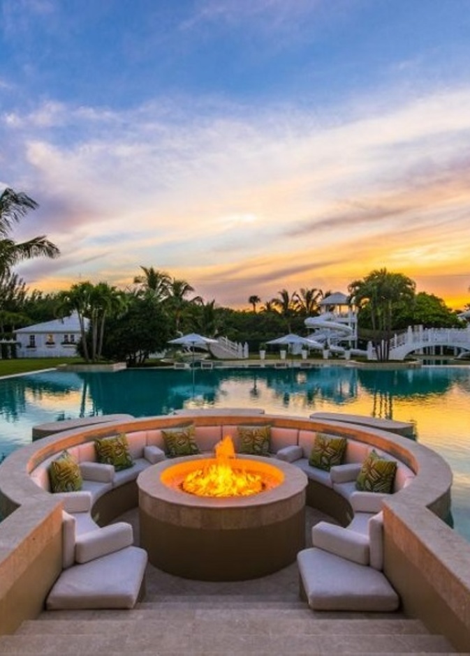 بركة السباحة في منزل الممثل وليام فالديراما