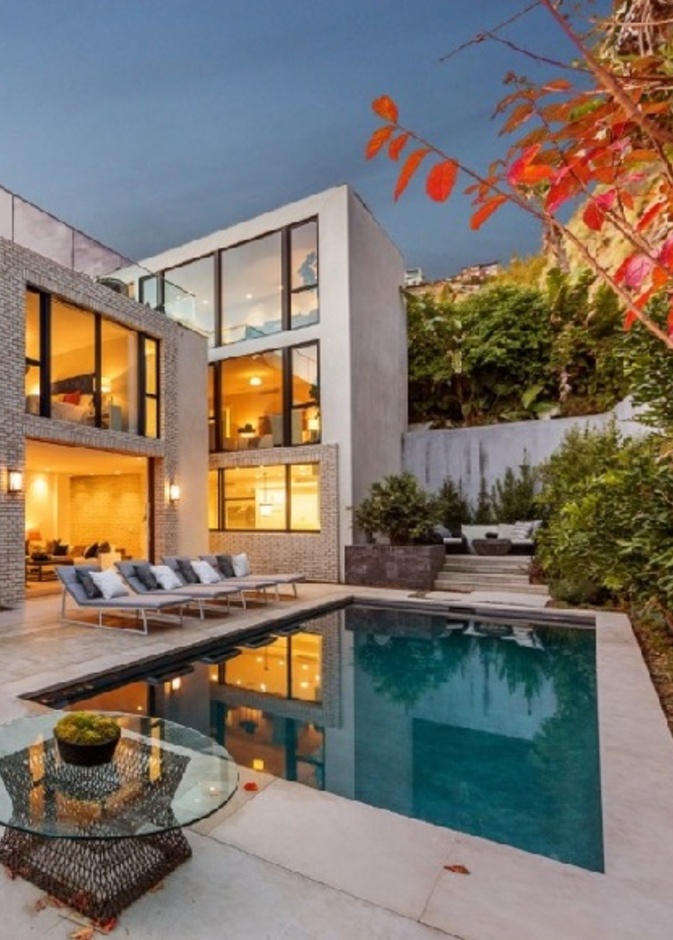 بركة السباحة في إيميلي بلانت و جون كراسينسكي و تبدو أوراق الخريف متساقطة حولها